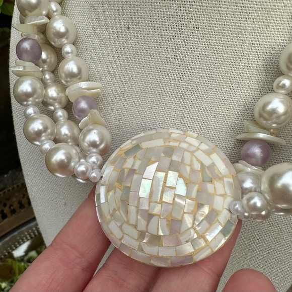 Fantastic 1970's Aurora Moonlight Mosaic Mother of Pearl Pendant Necklace - Picture 4 of 8
